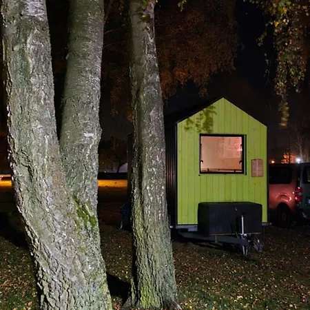 Little * דירהאגן